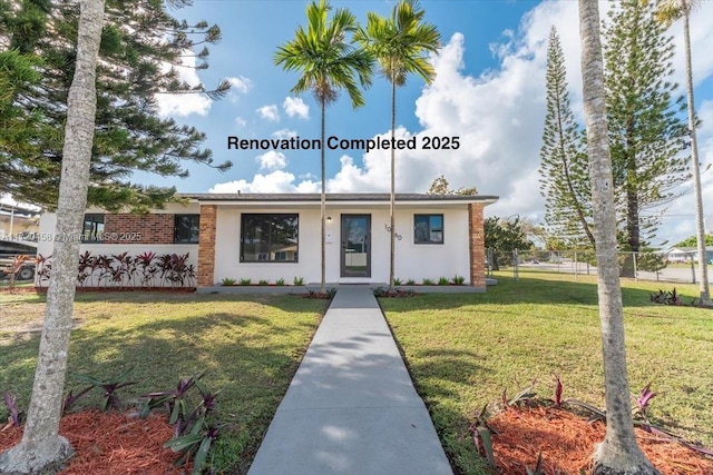 view of front of home featuring a front yard