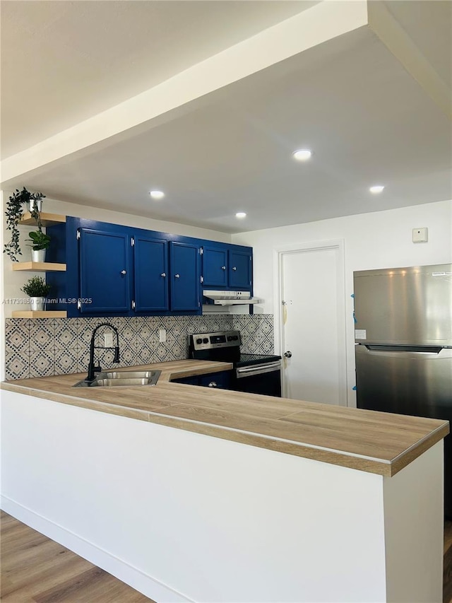 kitchen with blue cabinetry, sink, tasteful backsplash, kitchen peninsula, and stainless steel appliances