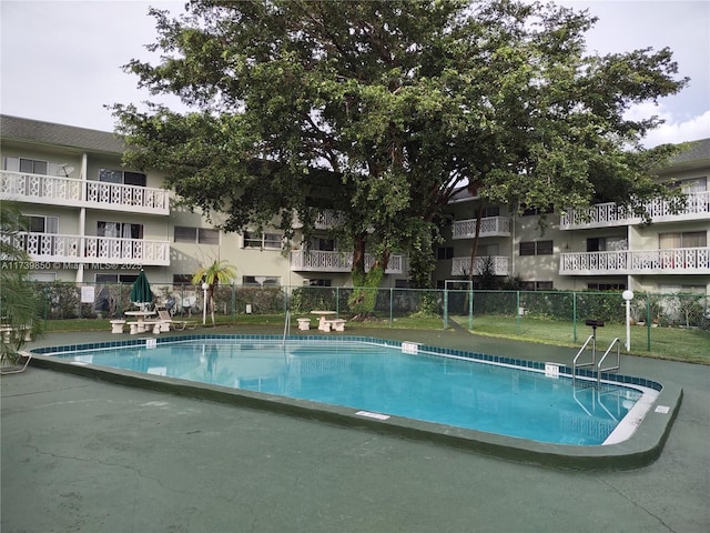 view of swimming pool