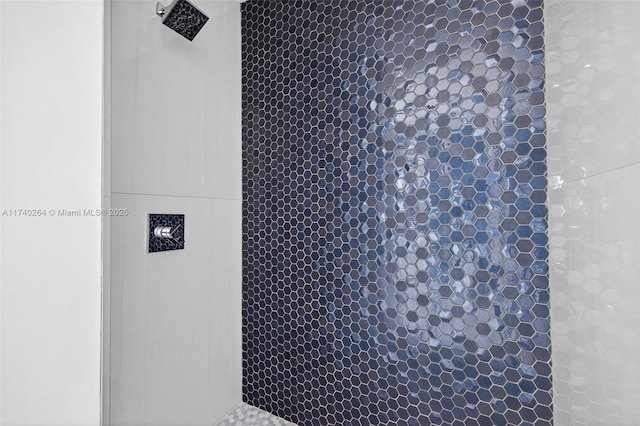 2816 NE 24th Pl, Fort Lauderdale, FL 33305 - bathroom with tiled shower