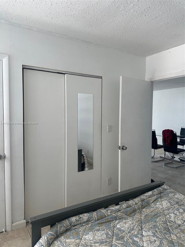 bedroom featuring a closet and a textured ceiling