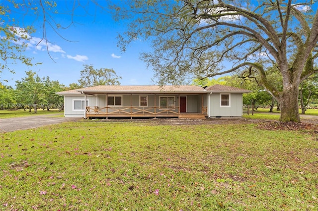 ranch-style home featuring a front lawn