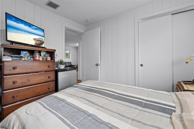 bedroom with a closet