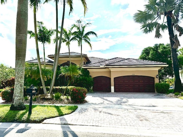 view of front facade featuring a garage