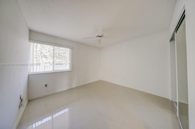 unfurnished bedroom featuring ceiling fan, a textured ceiling, and a closet