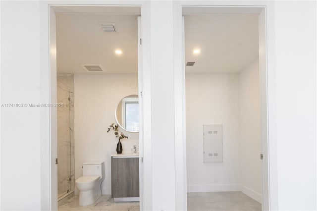 bathroom with toilet and tiled shower