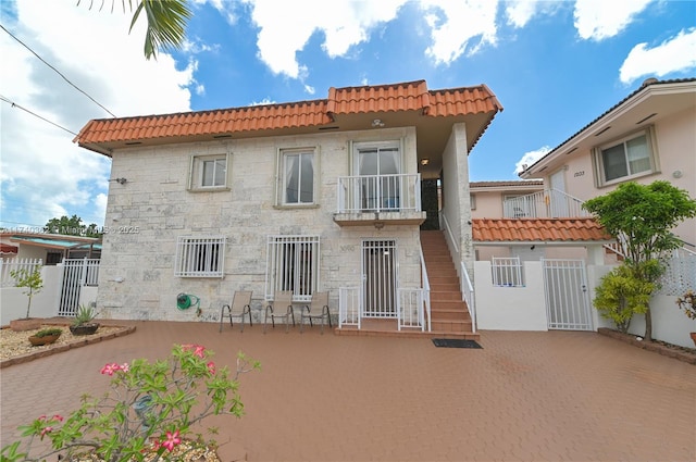 view of front of property featuring a balcony