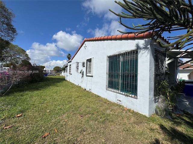 view of side of property featuring a lawn