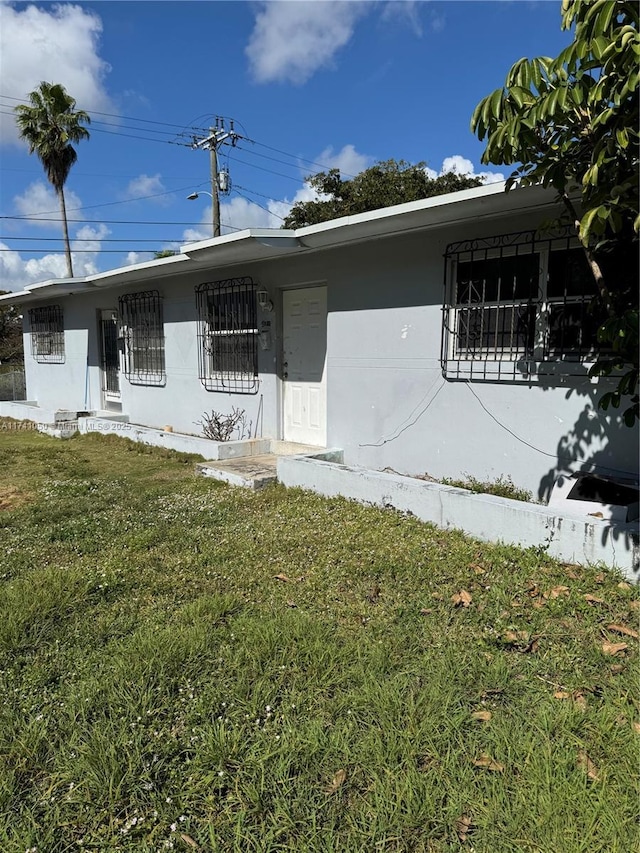 view of front of home featuring a front yard