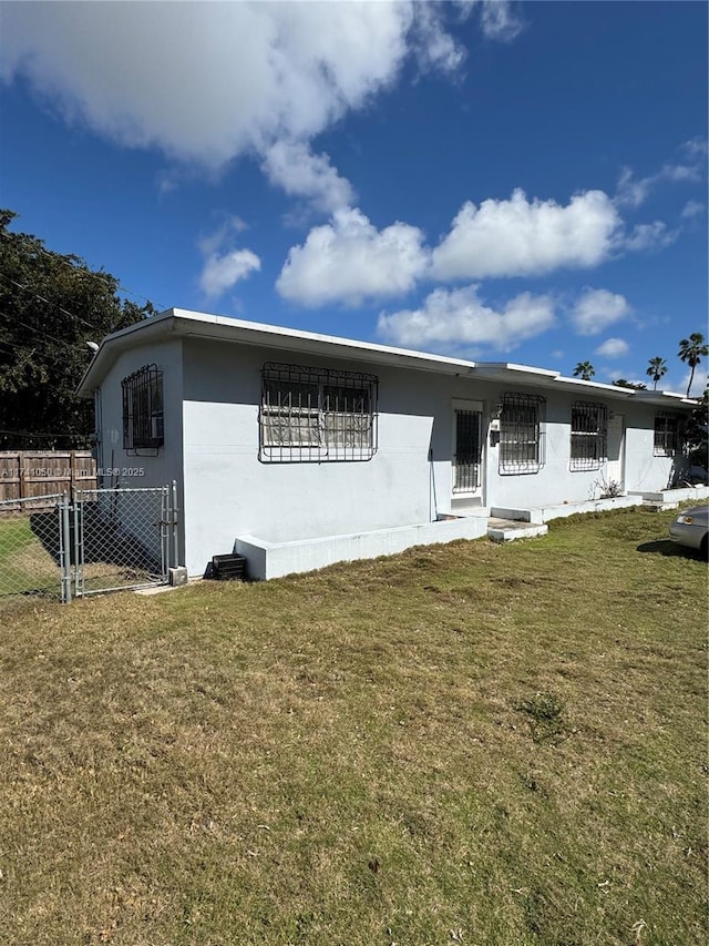 view of front of home featuring a front yard