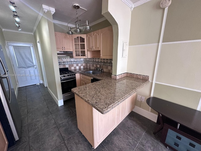 kitchen with sink, stainless steel appliances, tasteful backsplash, kitchen peninsula, and light brown cabinets