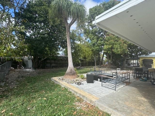 view of yard featuring a patio area