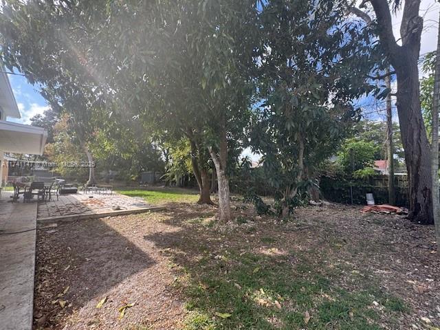 view of yard with a patio area