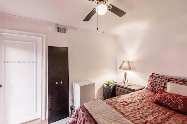 bedroom with crown molding and ceiling fan