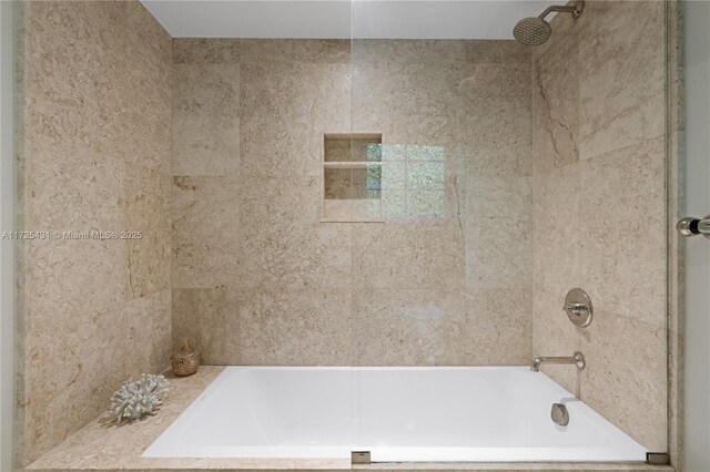 bathroom with tiled shower / bath combo