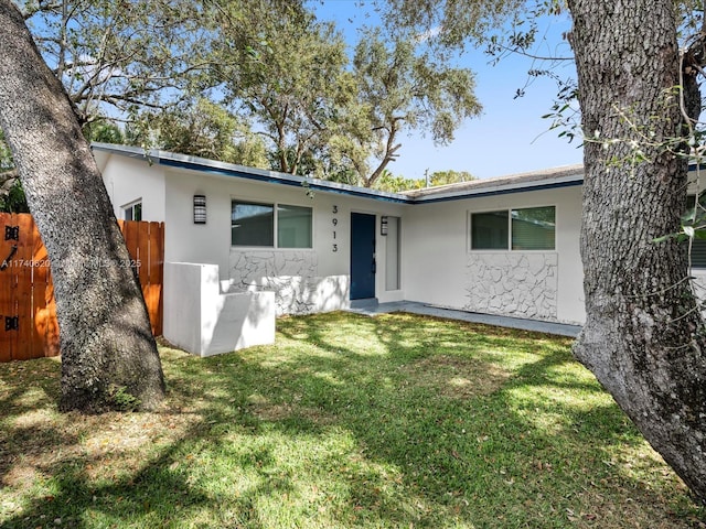 single story home with a front yard