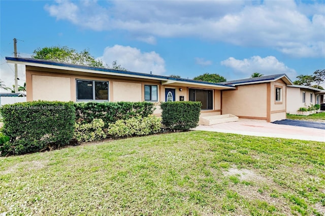 single story home featuring a front lawn