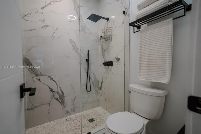 bathroom featuring a tile shower and toilet