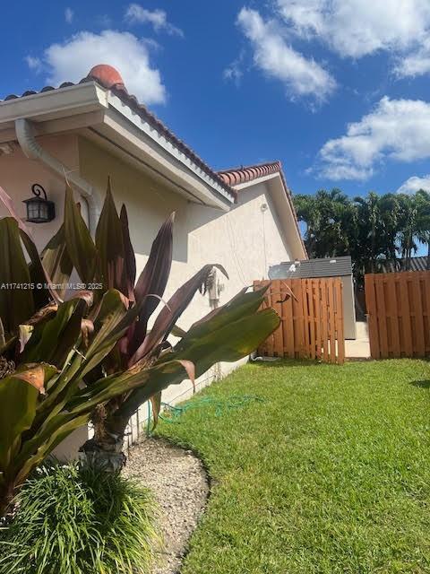 view of side of property featuring a lawn