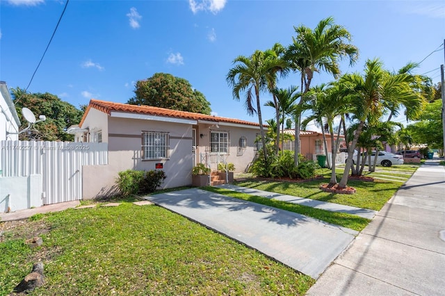 view of front of property featuring a front yard