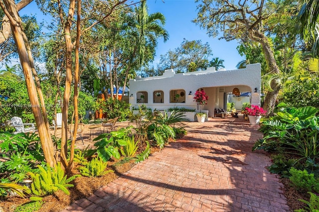 view of front of property featuring a patio