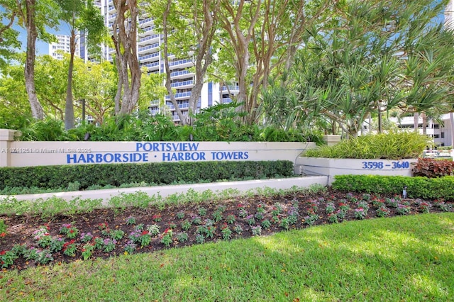 community sign featuring a yard