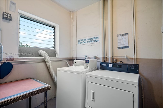 laundry room with washing machine and dryer