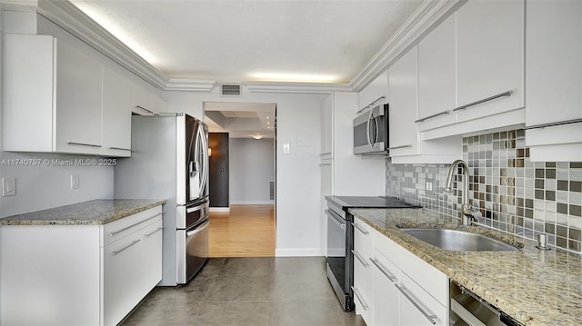 2801 NE 183rd St Unit 517W, Aventura, FL 33160 - kitchen featuring stainless steel appliances, a sink, baseboards, tasteful backsplash, and white cabinets