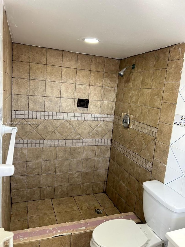 bathroom with toilet and tiled shower