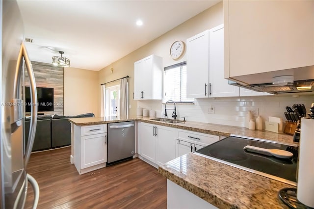 kitchen featuring sink, stainless steel appliances, kitchen peninsula, and white cabinets