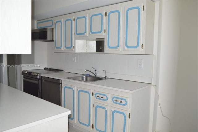 kitchen featuring tasteful backsplash, appliances with stainless steel finishes, sink, and blue cabinets