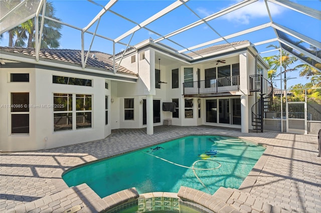 view of swimming pool with a lanai, a patio, ceiling fan, and an in ground hot tub