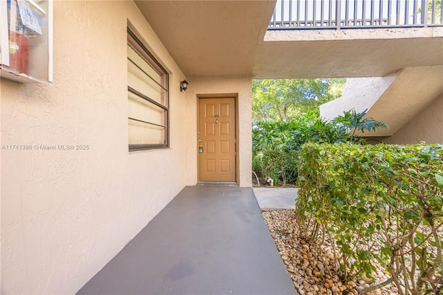 view of exterior entry featuring stucco siding