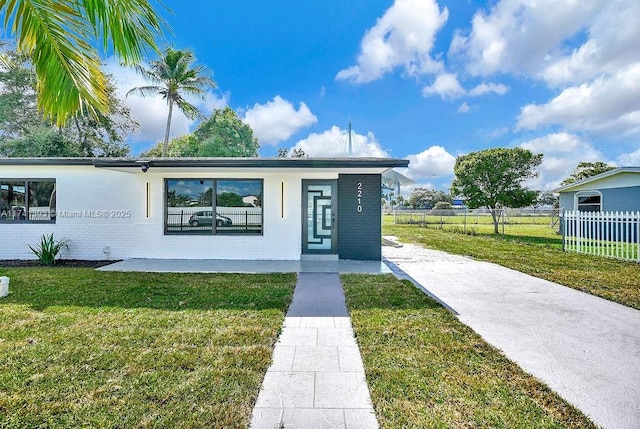 view of front of house with a front yard