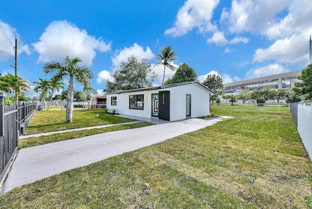 single story home featuring a front lawn