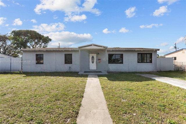 view of front of house featuring a front lawn