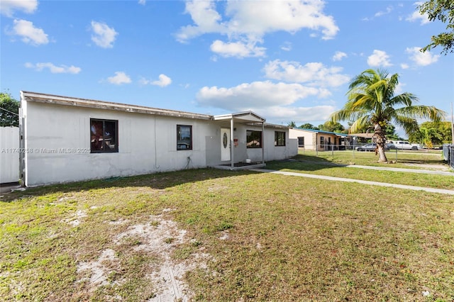 view of front of property featuring a front yard