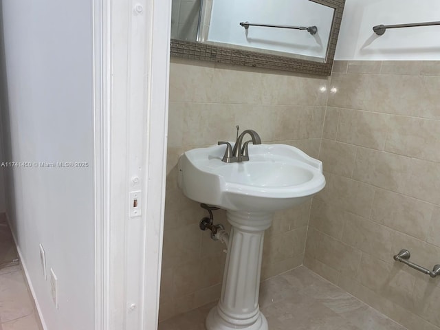 bathroom featuring tile walls