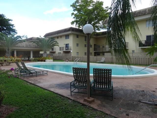 view of swimming pool