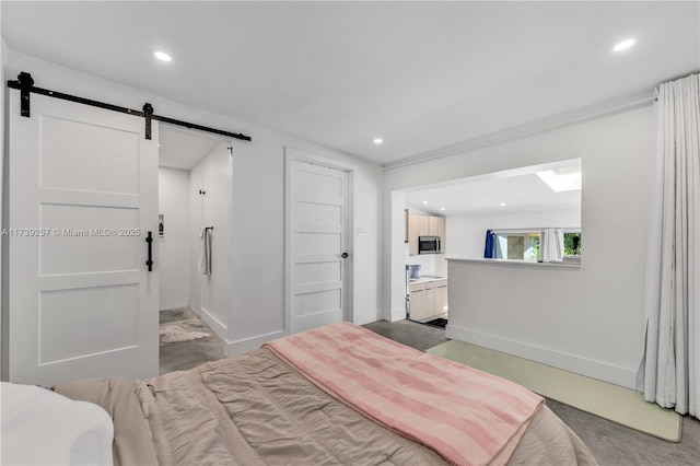 bedroom featuring a barn door