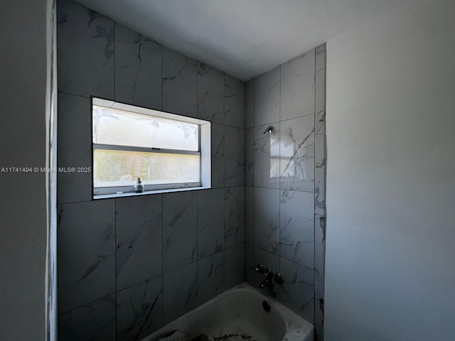 bathroom with tiled shower / bath