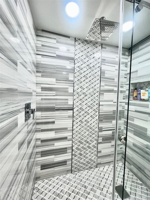 bathroom featuring tiled shower