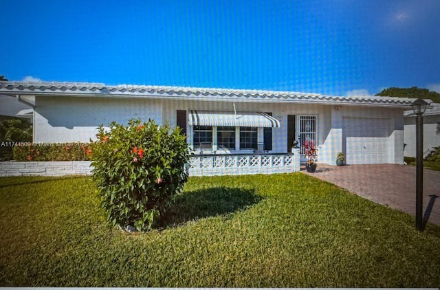 view of front facade featuring a garage and a front lawn