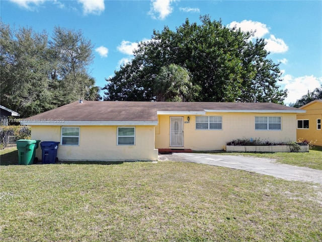 single story home with a front yard