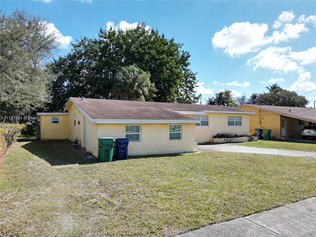 view of front of home featuring a front lawn