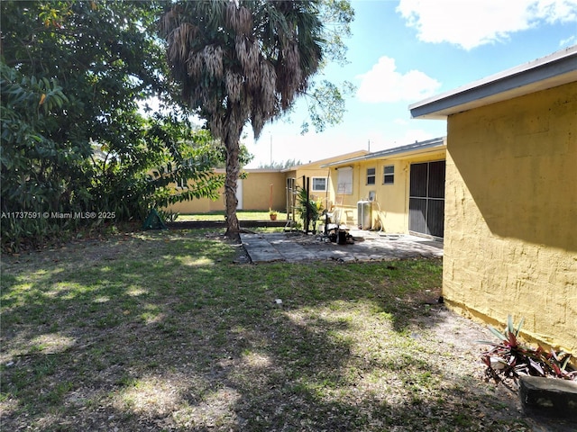 view of yard with a patio