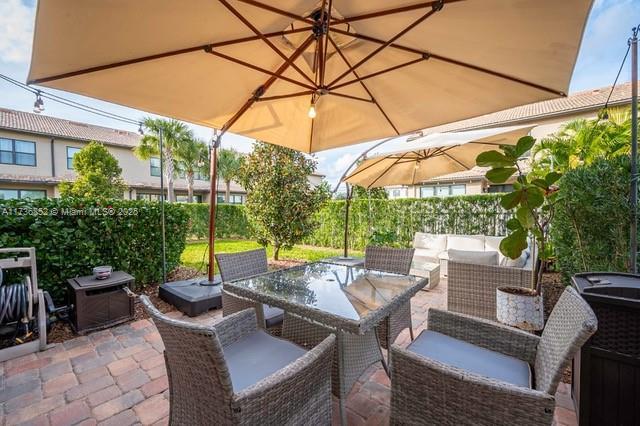 view of patio featuring an outdoor hangout area