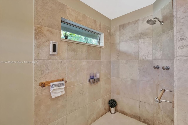 bathroom featuring tiled shower