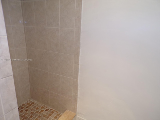 bathroom featuring tiled shower