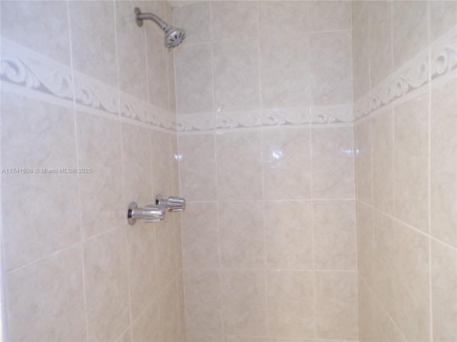 bathroom featuring a tile shower